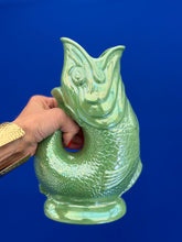 Laden Sie das Bild in den Galerie-Viewer, Gluckigluck Karaffe | Apfelgrün Schimmernd