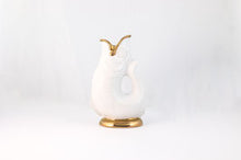 Load image into Gallery viewer, Gluckigluck glugge jug fisch-karaffe fisch-vase glucksi gluckser schuppen fisch-krug gluck-gluck keramik-fisch m. carafon gift company ivory friends einrichten design hotel ultra white weiss blanc blanche kupfer cuivre copper geschenk gift monsieur